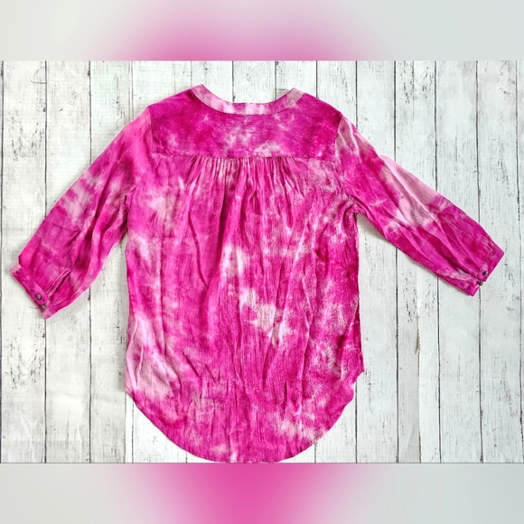 Bit & Bridle Tie Dye Pink & White Lightweight Half Sleeve Vneck Button up Blouse - Picture 3 of 7